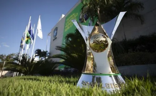Lucas Figueiredo/ Troféu do Campeonato Brasileiro.