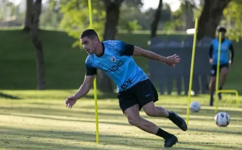 Foto: (Ricardo Chicarelli/Londrina EC.) - Gegê vinha ganhando condição física para reestrear com a camisa do Londrina