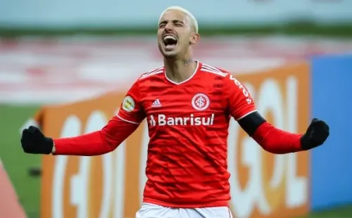 Foto: Pedro H. Tesch/AGIF – Thiago Galhardo defendeu o Inter entre os anos de 2020 e 2021