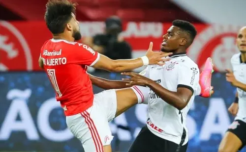 Foto: Pedro H. Tesch/AGIF – Jemerson disputa bola com Yuri Alberto no Brasileirão de 2021