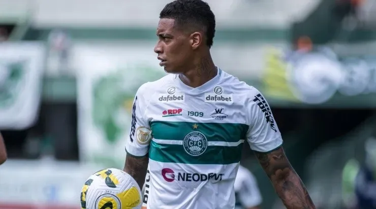 Foto: Robson Mafra/AGIF - Alef Manga: volta ao time titular do Coritiba contra o Santos, na Copa do Brasil