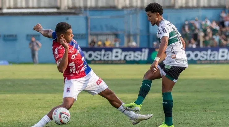 Foto: Robson Mafra/AGIF - O lateral direito volta a aparecer entre os relacionados do Coxa