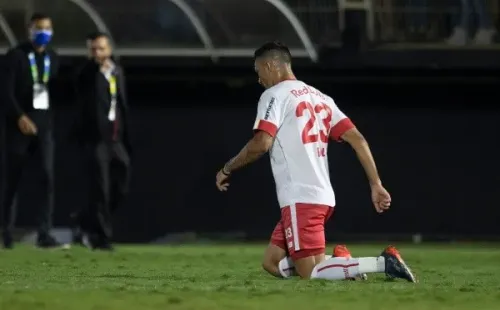 Foto: Diogo Reis/AGIF – Ao fim da partida, o volante percorreu o gramado de joelhos