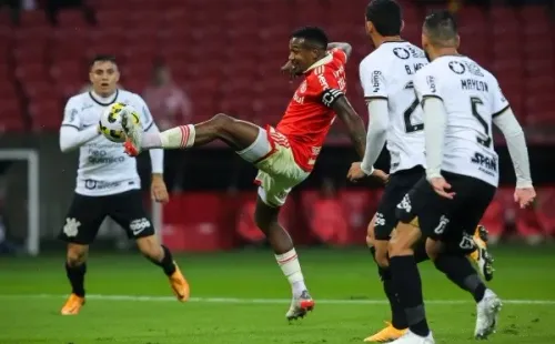 Pedro H. Tesch/AGIF/ Corinthians e Internacional em campo pelo Brasileirão.