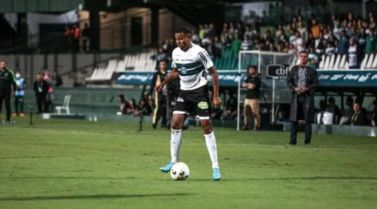 Foto: Coritiba/Divulgação - José Hugo: estreou com a camisa do Coritiba diante do América-MG
