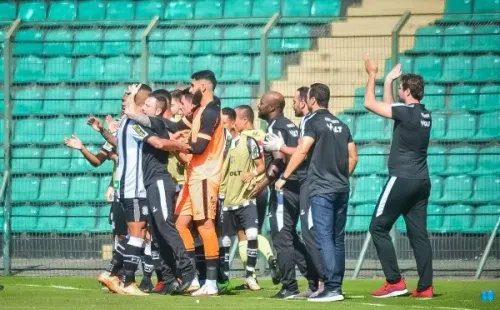 R.Pierre/AGIF/ Figueirense em campo comemorando gol.