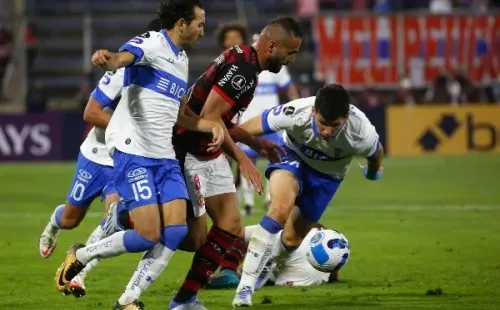 PhotoSport/AGIF/ Universidad Católica e Flamengo, em duelo válido pela Libertadores.