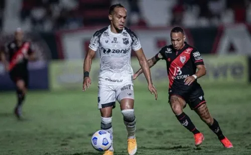 Heber Gomes/AGIF/ Atlético-GO em campo.