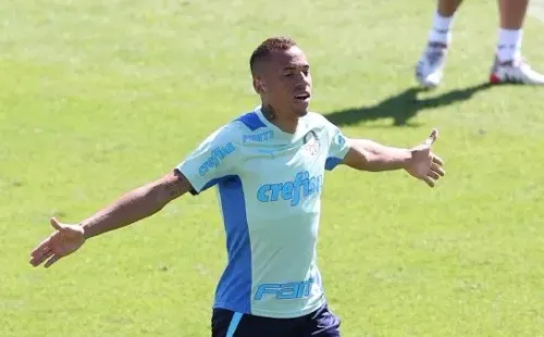 Foto: Cesar Greco – Breno Lopes chegou a ser testado como centroavante, mas deve iniciar no banco contra Emelec