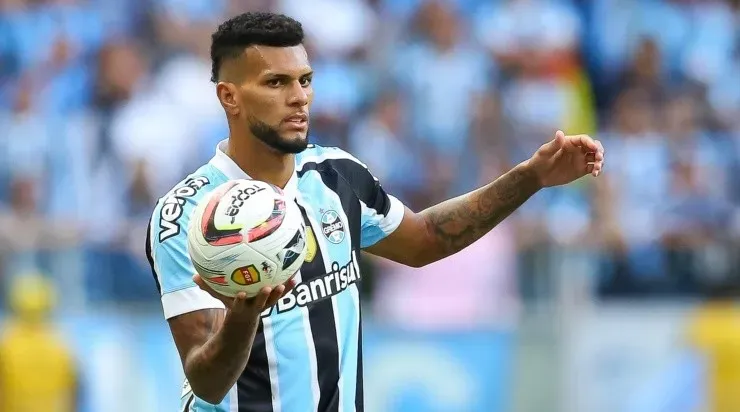 Foto: Pedro H. Tesch/AGIF - Rodrigues: zagueiro é alternativa para a lateral direita