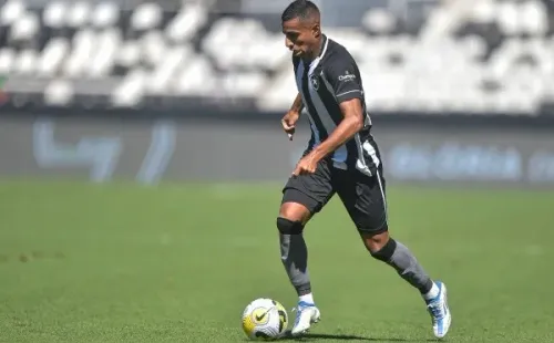 Foto: Thiago Ribeiro/AGIF – Atacante é titular do Alvinegro Carioca e é uma peça importante do Fogão