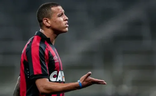 Foto: Ale Cabral/AGIF | Sidcley com a camisa do Athletico na temporada de 2016