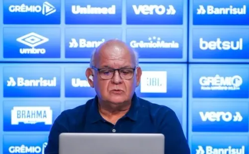 ( FOTO: LUCAS UEBEL/GREMIO FBPA ) Mário Fernandes entra na mia do Grêmio