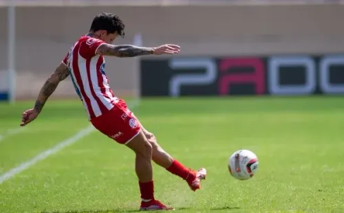 Marcos Zanutto/AGIF/ Jean Carlos em campo.