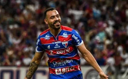 Moisés com a camisa do Fortaleza (Foto: Kely Pereira/AGIF)