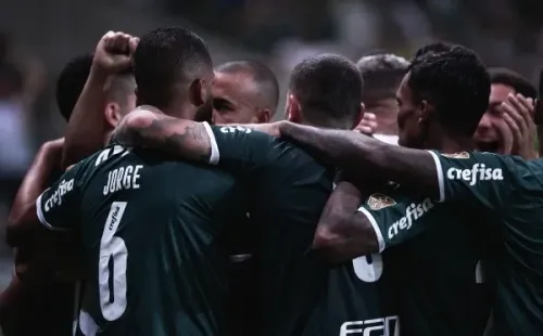 Ettore Chiereguini/AGIF/ Palmeiras comemorando gol.