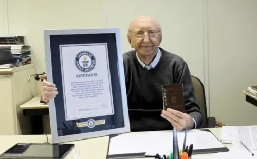 Walter Orthmann com o certificado do Guinness World Records – Imagem: Reprodução/Guinness