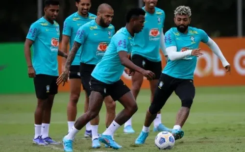 Agif/Fernando Moreno – Jogador brasileiro chama atenção de Arnold para a final da Champions League