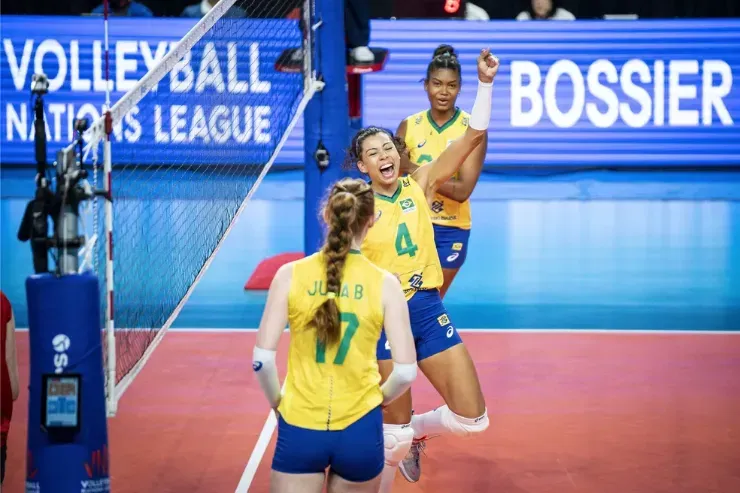 Carol festeja durante partida contra a Alemanha — Foto: FIVB