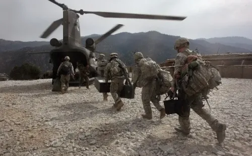 Os objetos foram observados enquanto os pilotos se preparam para realizar um voo de treinamento – Foto: John Moor/Getty Images