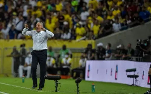 Thiago Ribeiro/AGIF/ Tite em campo com a seleção brasileira.