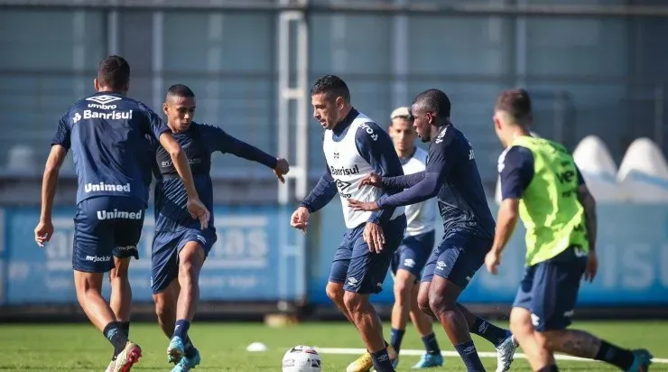 Roger Machado paralisou o treino do Grêmio deste domingo (5). Foto: Lucas Uebel/Grêmio