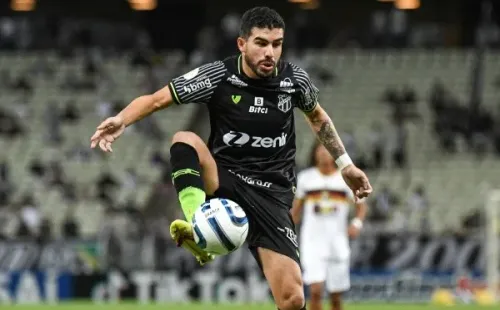 Foto: Kely Pereira/AGIF – Richardson retorna de suspensão e deve ser titular contra o América-MG nesta quarta