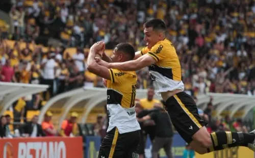 Lucas Sabino/AGIF/ Criciúma comemorando gol.