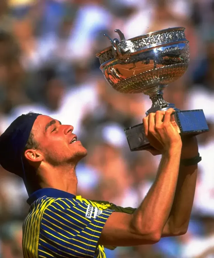 Gustavo Kuerten ergue o troféu de Roland Garros 1997. Ali, sua vida mudou de vez — Foto: Getty Images