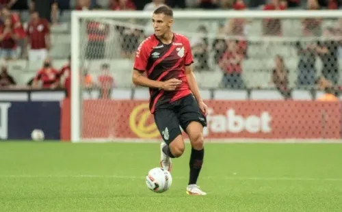 Lucas Fasson com a camisa do Athletico Paranaense (Foto: Divulgação/Athletico Paranaense)
