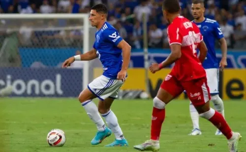 Fernando Moreno/AGIF/ Cruzeiro em campo contra o CRB.