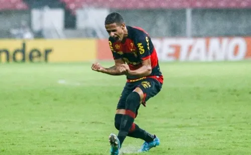 Foto:Rafael Vieira/AGIF – Empresário do ponta esquerda se posiciona