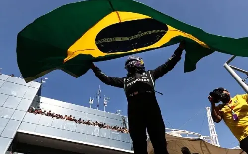 Hamilton com a bandeira do Brasil após vencer o GP de São Paulo, em 2021. Créditos: Getty Images
