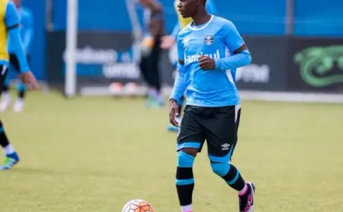 Foto:Jeferson Guareze/AGIF – Lincoln estreou no profissional do Grêmio em 2015, ainda com 16 anos