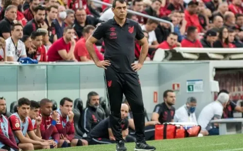 Foto: Robson Mafra/AGIF – Treinador ficou apenas sete jogos no comando do Furacão