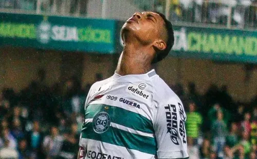 Foto: Gabriel Machado/AGIF – Alef Manga deverá ser preservado contra o Bragantino, pensando no Athletiba