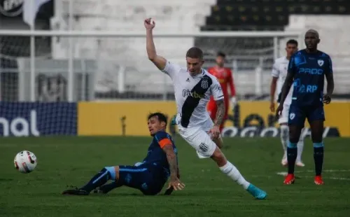 Rogério Capela/AGIF/ Léo Naldi em campo pela Ponte Preta.
