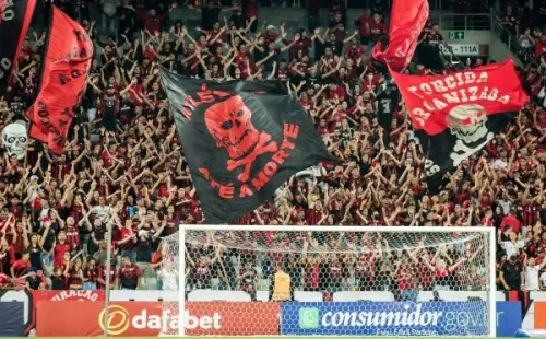 Agif/Robson Mafra – Materiais de torcidas organizadas estão proibidos na Arena da Baixada