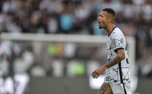 Foto: Thiago Ribeiro/AGIF – João Victor é cotado para substituir a perda de Diego Carlos