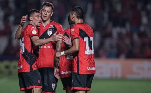 Isabela Azine/AGIF/ Atlético-GO em campo comemorando gol.