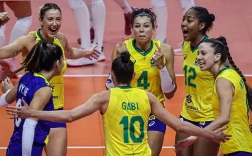 Brasil festeja ponto contra Turquia — Foto: Wander Roberto/Inovafoto/CBV