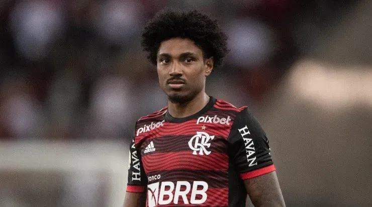 Foto: Thiago Ribeiro/AGIF - Vitinho segue em baixa no Flamengo.