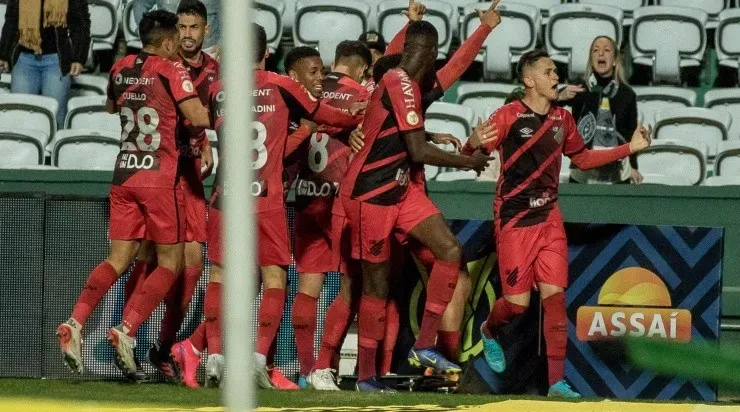 Foto: Robson Mafra/AGIF - O Athletico venceu o rival Coritiba longe de casa no final de semana