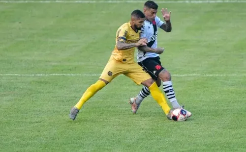 Foto: Thiago Ribeiro/AGIF – Antes do Santa Cruz, Rodrigo Yuri vestiu a camisa do Madureira em 2021