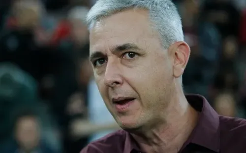 Foto: Gabriel Machado/AGIF – Tiago Nunes não obteve mesmo sucesso após saída do Athletico, em 2019