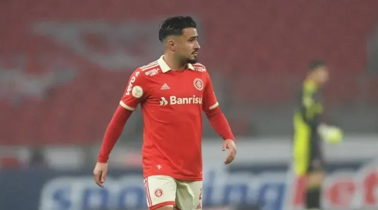 Foto: Internacional/Divulgação - Heitor: alvo de críticas da torcida, lateral foi defendido pelo técnico