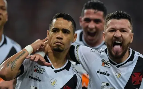 Foto: Thiago Ribeiro/AGIF – Rossi (à direita) pode retornar ao Vasco na janela de meio de ano; clube no mundo árabe foi rebaixado