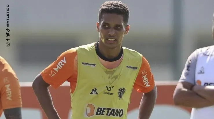 Foto: Atlético/Divulgação - O novo reforço conversou com novos companheiros antes do acerto