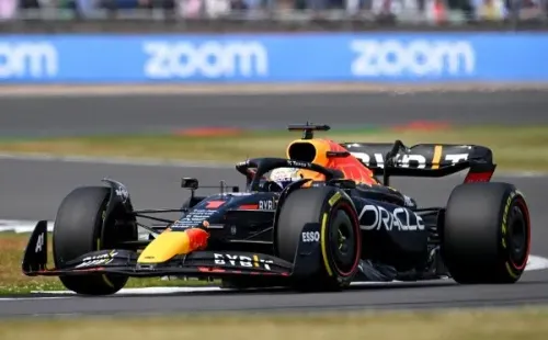 Carro de Verstappen apresentou problemas durante o GP da Inglaterra. Créditos: Getty Images