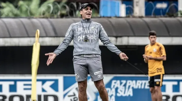 Fabián Bustos está pressionado no Santos e teve uma conversa com Edu Dracena após a derrota para o Santos. Foto: Ivan Storti/ Santos FC